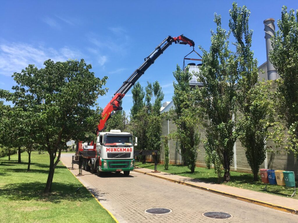 Planejamento de remoção industrial segura com equipe especializada e equipamentos de içamento
