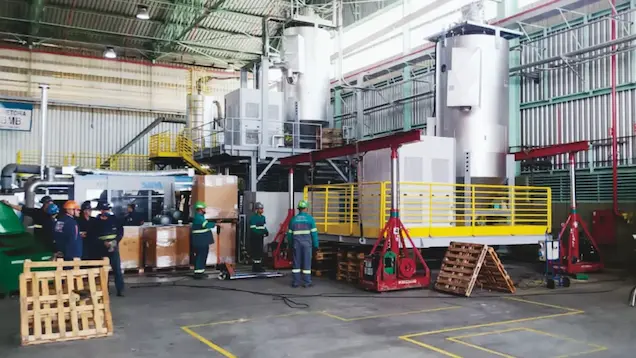 Equipe Munckmaq executando remoção industrial com tartaruga hidráulica em galpão industrial em Campinas